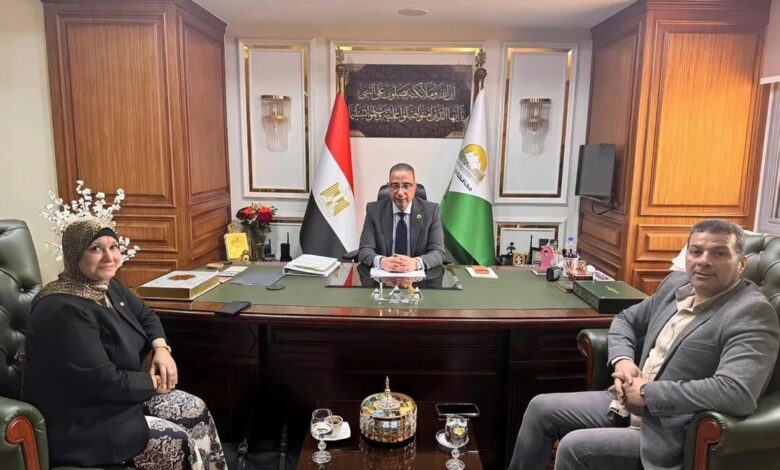 محافظ الجيزة يبحث مع نقيب التمريض دعم الكوادر التمريضية وتحسين بيئة العمل