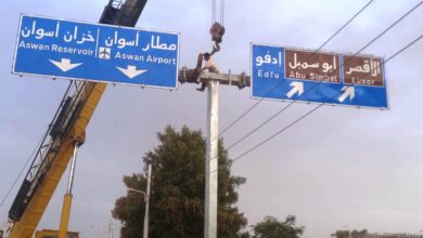 محافظ أسوان : تركيب علامات إرشادية بمداخل غرب سهيل لتعزيز عوامل الأمان والسيولة المرورية