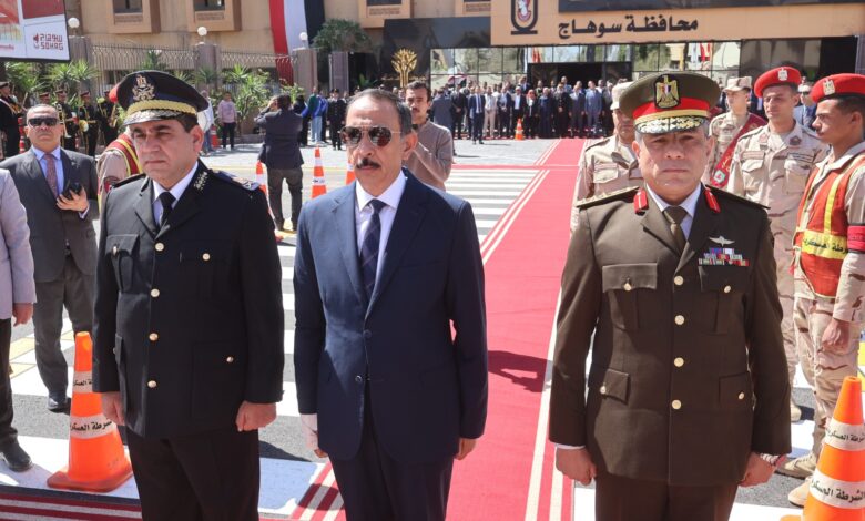 احتفالا بالعيد القومي ال ٢٧٧..محافظ سوهاج يضع اكليلا من الزهور على النصب التذكاري للشهداء العيد القومي