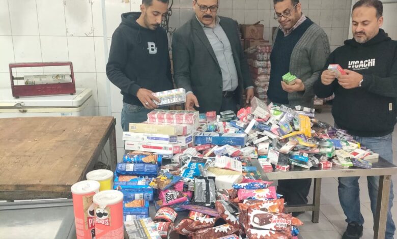 ضبط سلع غذائية منتهية الصلاحية وسجائر مجهولة المصدر بشرق الإسكندرية
