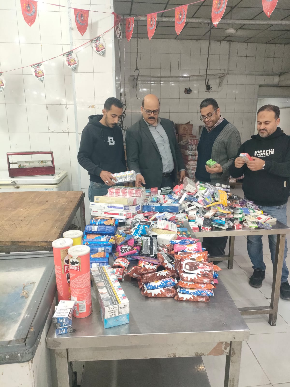 ضبط سلع غذائية منتهية الصلاحية وسجائر مجهولة المصدر بشرق الإسكندرية