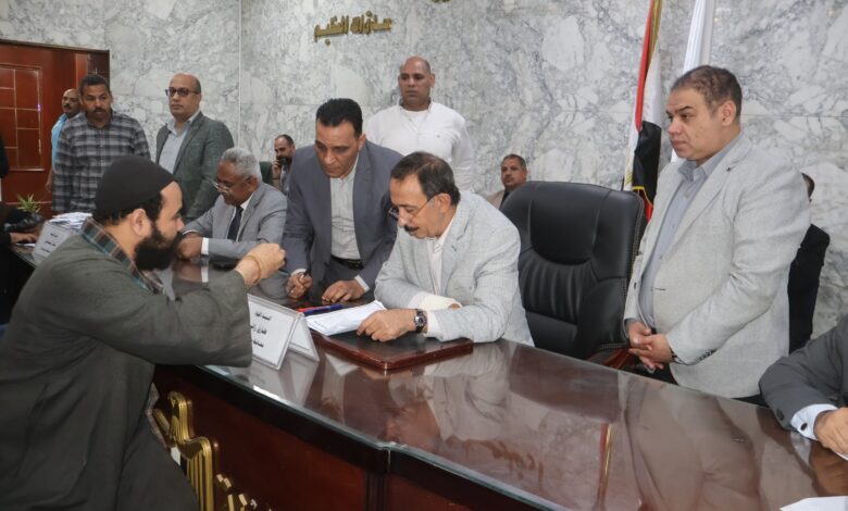 محافظ سوهاج يعقد اللقاء الجماهيري الأسبوعي لبحث مطالب المواطنين وحل مشكلاتهم