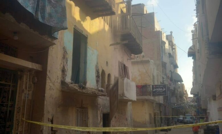 محافظة السويس: حي الأربعين يتعامل مع عقار آيل للسقوط بإزالتة لسطح الأرض