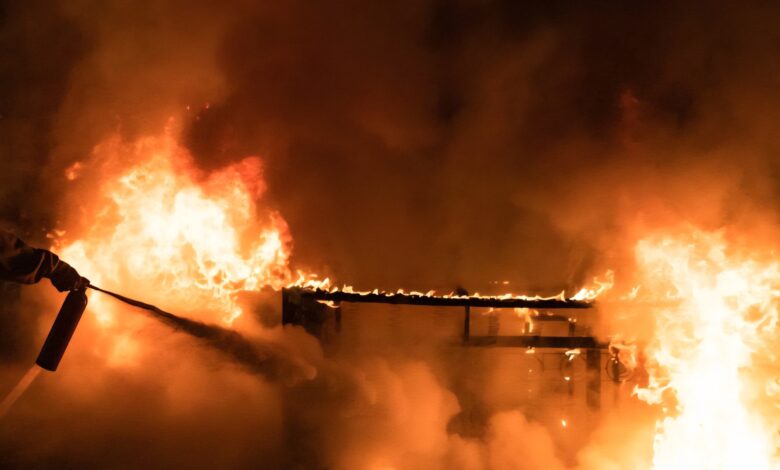 اندلاع حريق يتسبب فى نفوق ماشية ويلتهم عدة منازل بقنا