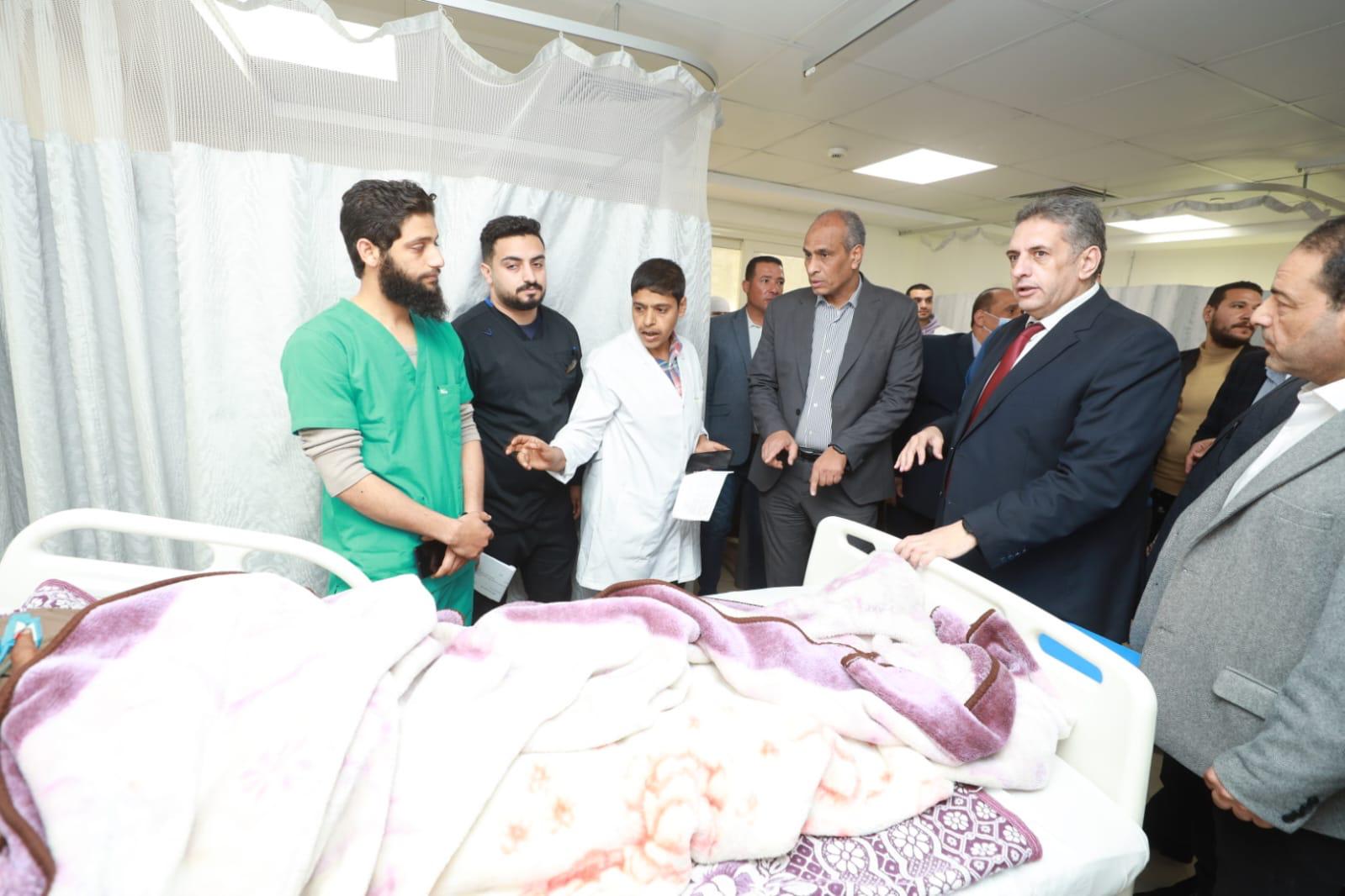 محافظ كفرالشيخ يزور مصابي حادث الطريق الدولي الساحلي بمستشفى برج البرلس المركزي
