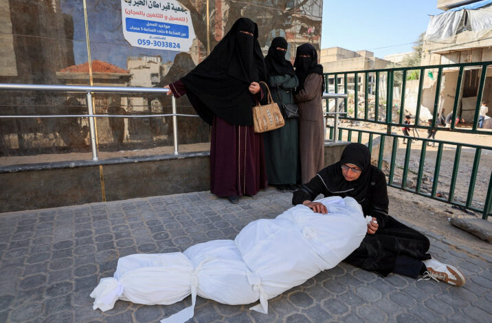 غزة:3 شهداء بقصف مركبة مدنية في مخيم المغازي وسط القطاع