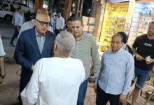 محافظ الأقصر يؤدى صلاة العشاء بمسجد محسب بعد الإستماع لمطالب المواطنين