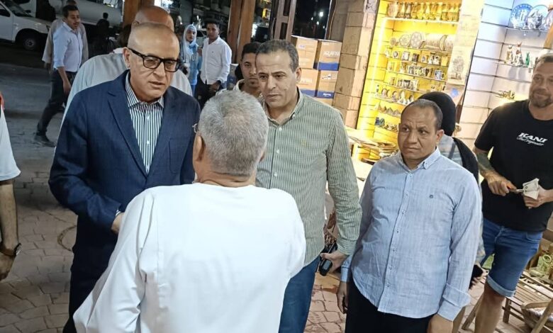 محافظ الأقصر يؤدى صلاة العشاء بمسجد محسب بعد الإستماع لمطالب المواطنين