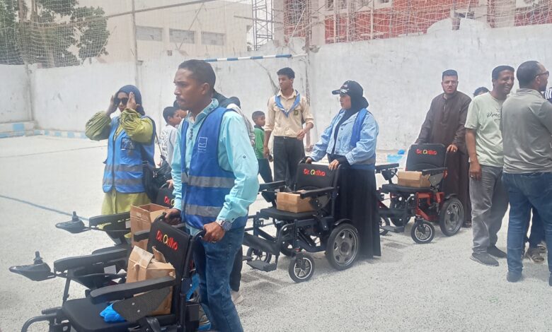 ” البنك العربى الأفريقى” يطلق قافلة طبية مجانية تسليم 10كراسى متحركة و10ماكينات خياطة لأهالى إسنا