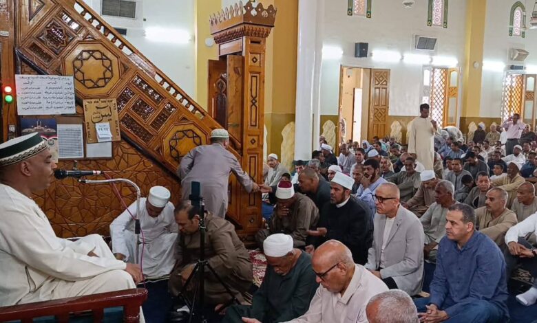 ” محافظ الأقصر ” يؤدى صلاة الجمعة بمسجد السيد يوسف الحجاجى