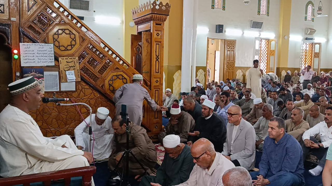 ” محافظ الأقصر ” يؤدى صلاة الجمعة بمسجد السيد يوسف الحجاجى