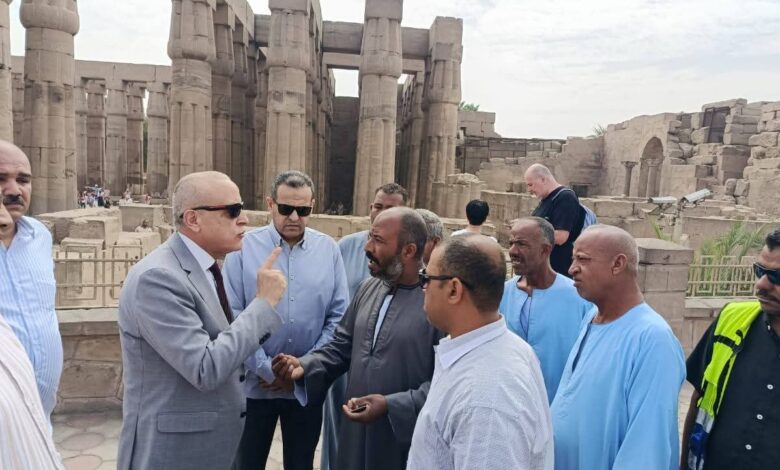 ” محافظ الأقصر” يضبط عربة حنطور مخالفة ويوجه بوضع ” الحفاضات” خلال جولته الصباحية بالشوارع