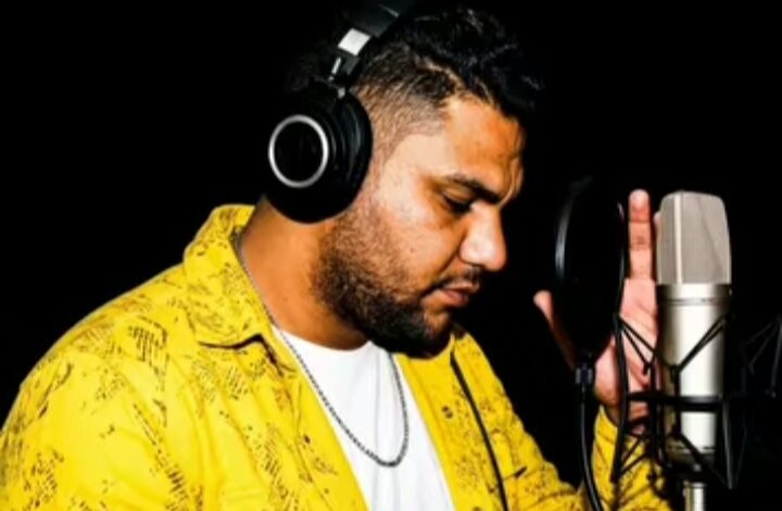 المطرب حسام حسن ينتهي من كتابة أحدث أغانيه