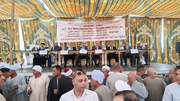 “محافظ الأقصر” يشهد مراسم صلح عائلتين بقرية الزنيقة جنوب الأقصر