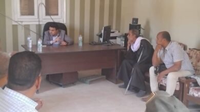 ” رئيس مدينة القرنة” يستمع لشكاوى المواطنين بقرية الأقالتة
