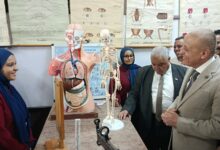 “محافظ الأقصر” يكرم 12طالبة متميزة خلال تفقده متحف العلوم بأرمنت