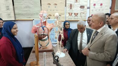 “محافظ الأقصر” يكرم 12طالبة متميزة خلال تفقده متحف العلوم بأرمنت