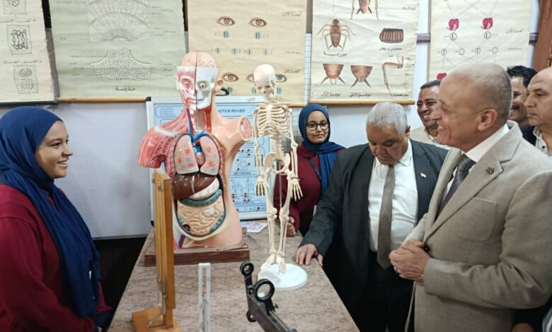 “محافظ الأقصر” يكرم 12طالبة متميزة خلال تفقده متحف العلوم بأرمنت