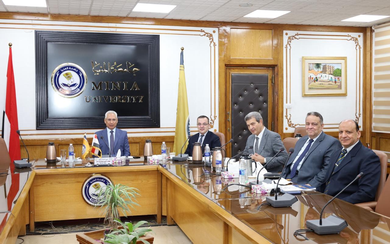 رئيس جامعة المنيا يترأس لجنة اختيار عميد كلية ” الألسن