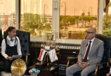 “محافظ الأقصر” يجرى حوارا صحفياً مصوراً مع طالبة الصف الخامس الابتدائي