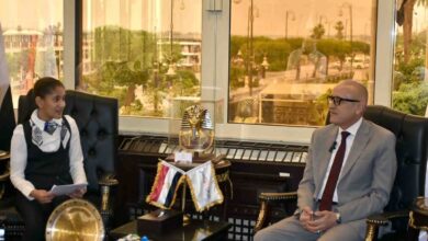 “محافظ الأقصر” يجرى حوارا صحفياً مصوراً مع طالبة الصف الخامس الابتدائي