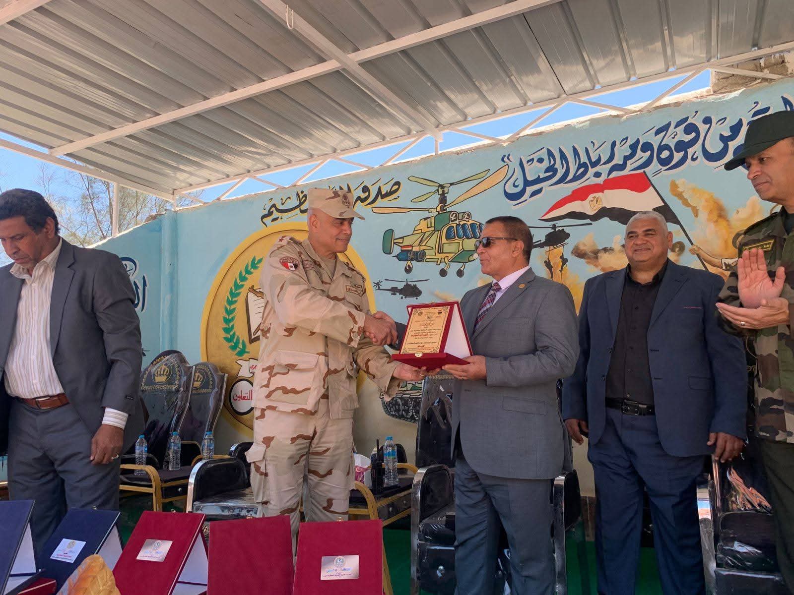 “رئيس مدينة إسنا” يكرم المتميزين خلال حفل ختام الأنشطة بالمدرسة الصناعية العسكرية