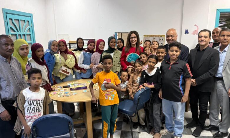 وزيرة الثقافة تزور مكتبة الطفل والشباب بمنطقة المعني في قنا