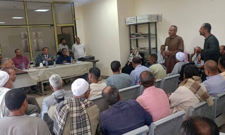 ” رئيس مدينة إسنا يبحث مشكلات المواطنين خلال اليوم المفتوح