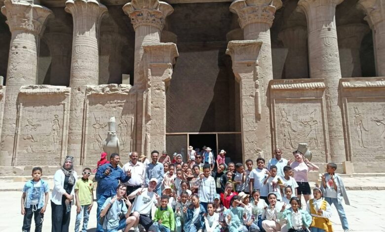 معبد إدفو يستقبل طلاب مجمع هيكل الرسمي للغات في جولة لنشر الوعي الأثري