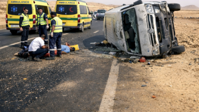 إصابة 11 شخصًا في حادث انقلاب ميكروباص بطريق القاهرة – الفيوم الصحراوي