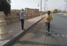 “رئيس مدينة الأقصر ” يتابع أعمال النظافة ورفع المخلفات لتجميل شوارع المدينة