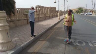“رئيس مدينة الأقصر ” يتابع أعمال النظافة ورفع المخلفات لتجميل شوارع المدينة