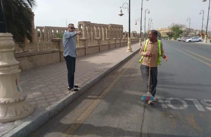 “رئيس مدينة الأقصر ” يتابع أعمال النظافة ورفع المخلفات لتجميل شوارع المدينة