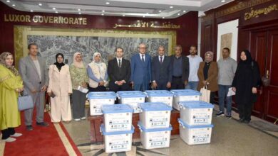 ” محافظ الأقصر” يسلم حقائب معدات صيانة المحمول للشباب المتميزين