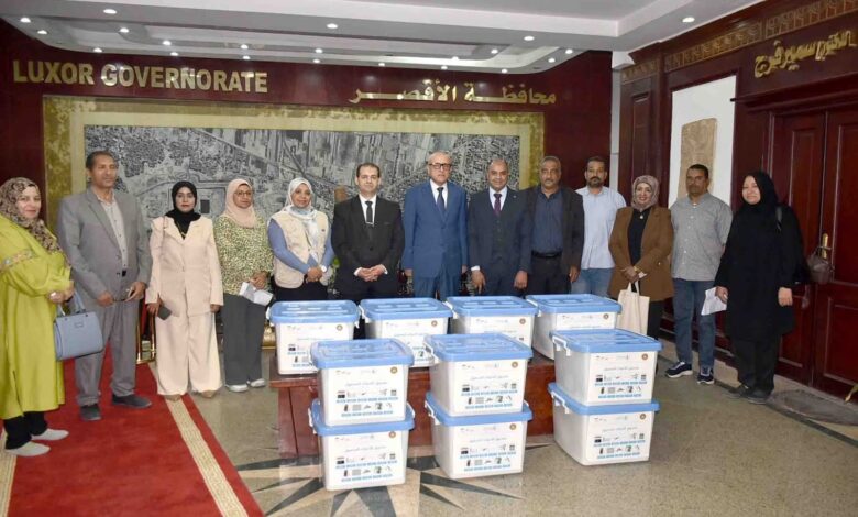 ” محافظ الأقصر” يسلم حقائب معدات صيانة المحمول للشباب المتميزين