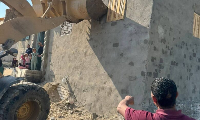 إزالة تعديات بناء مخالفة بمدينة طامية