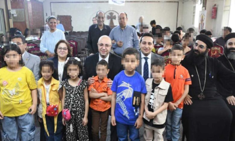 محافظ الفيوم يشارك الأطفال والمسنين فرحتهم بعيد القيامة المجيد