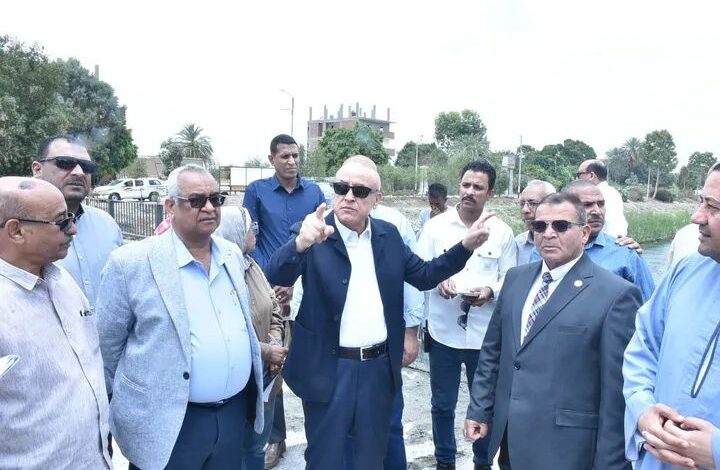 “محافظ الأقصر” يتفقد كوبرى الدير ويوجه بتسريع إنشاء وحدة الغسيل الكلوي