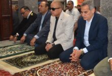 محافظ الأقصر يؤدى صلاة الجمعة بمسجد شركة مياه الشرب بالعوامية