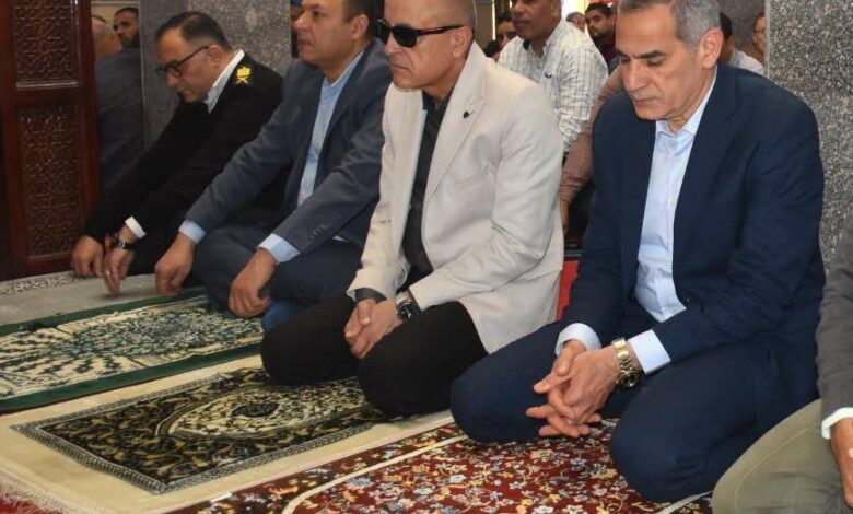 محافظ الأقصر يؤدى صلاة الجمعة بمسجد شركة مياه الشرب بالعوامية
