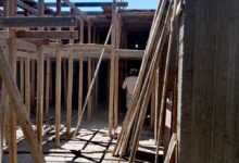 فك شدة خشبية لبناء مخالف فى المهد بمدينة الأقصر