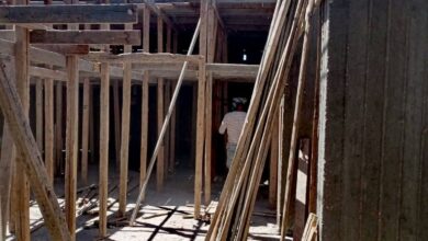 فك شدة خشبية لبناء مخالف فى المهد بمدينة الأقصر