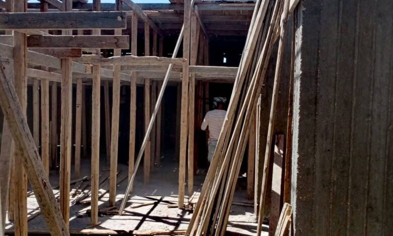 فك شدة خشبية لبناء مخالف فى المهد بمدينة الأقصر فك شدة خشبية لبناء مخالف فى المهد بمدينة الأقصر