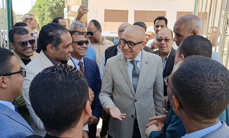 “محافظ الأقصر” يوجه بإنشاء ملعب خماسى خلال جولته لتفقد مشروعات أرمنت