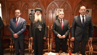 محافظ الغربية يشارك أقباط طنطا فرحة عيد القيامة المجيد ويوزع هدايا الرئيس