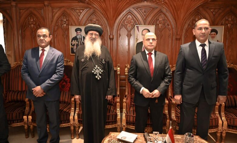 محافظ الغربية يشارك أقباط طنطا فرحة عيد القيامة المجيد ويوزع هدايا الرئيس