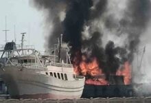 حريق هائل يلتهم لنش بعرض البحر في السويس