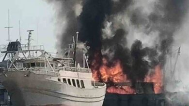 حريق هائل يلتهم لنش بعرض البحر في السويس