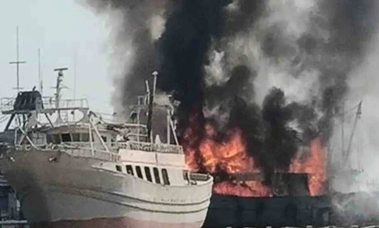 حريق هائل يلتهم لنش بعرض البحر في السويس