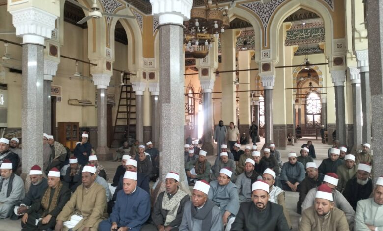 مدير أوقاف سوهاج يعقد اجتماعًا بأئمة بندر سوهاج